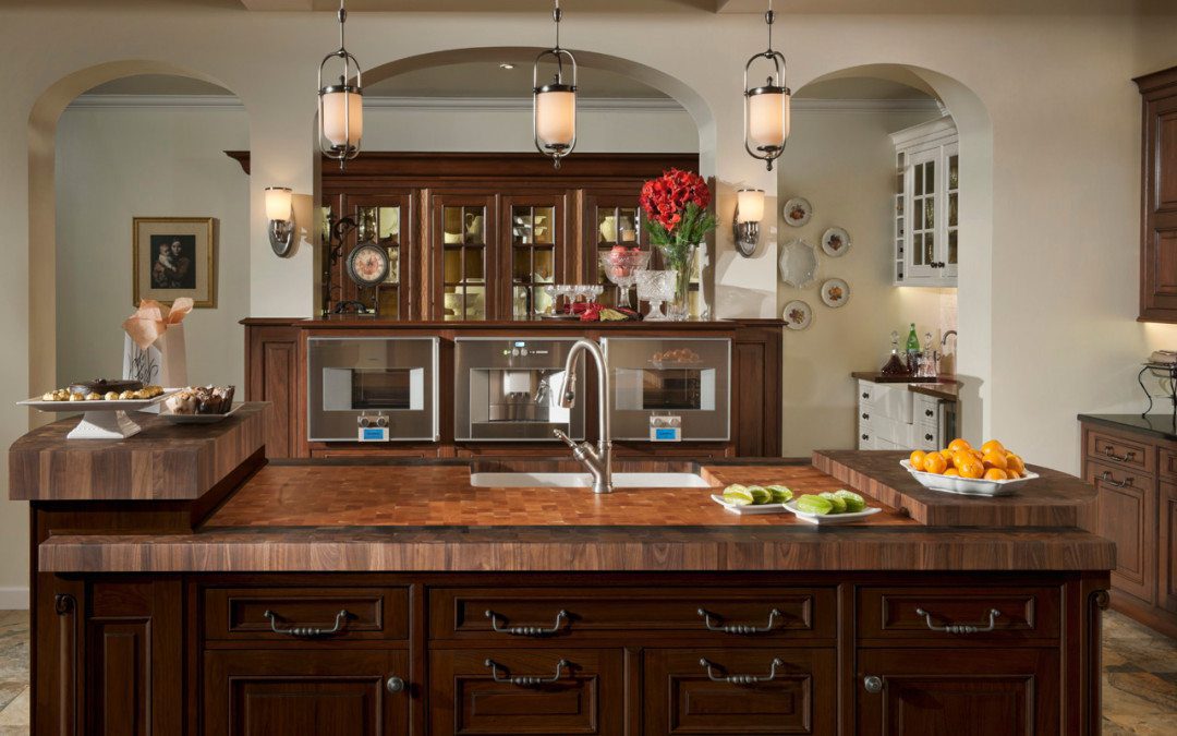 Elegant Kitchen Layout With an Island