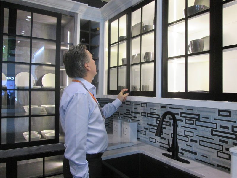 Ken Kelly demonstrates contrasting color in cabinetry