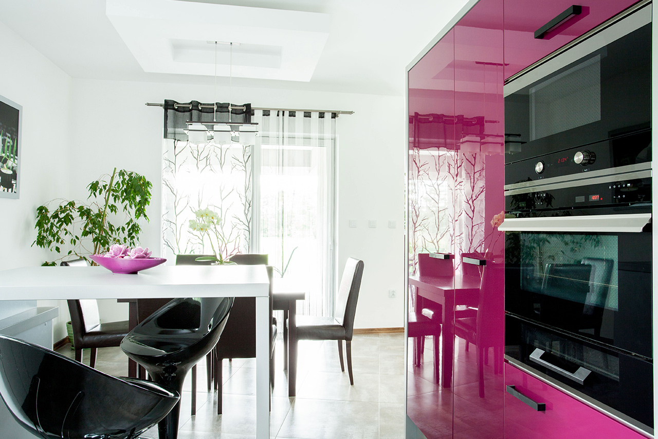 https://www.kitchendesigns.com/wp-content/uploads/2020/01/200131_Hot_Pink_white_Kitchen_1280.jpg