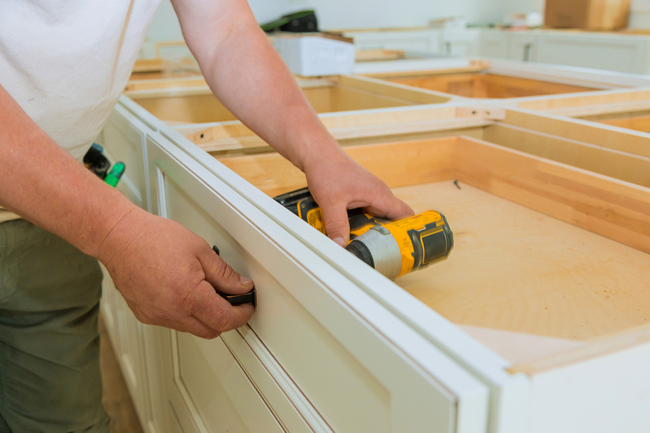 210310_cabinethardwareinstallercarpenter1-1280 cabinet hardware installing