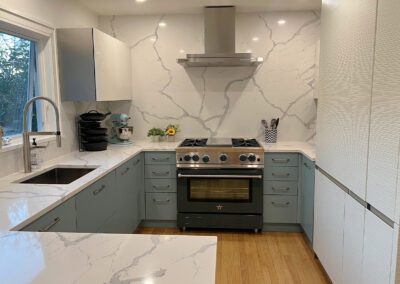 Teal Kitchen Cabinet, Integrated fridge, White Full Slab kitchen backsplash, five star professional range